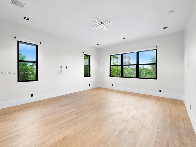 461 Poinciana Dr, Hallandale Beach FL 33009