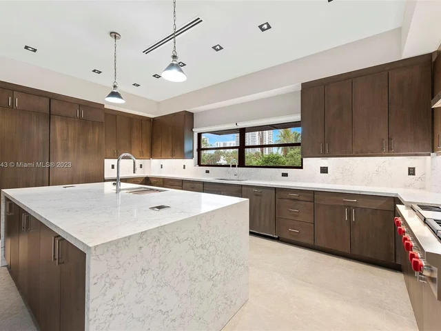 461 Poinciana Dr, Hallandale Beach FL 33009