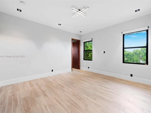 461 Poinciana Dr, Hallandale Beach FL 33009