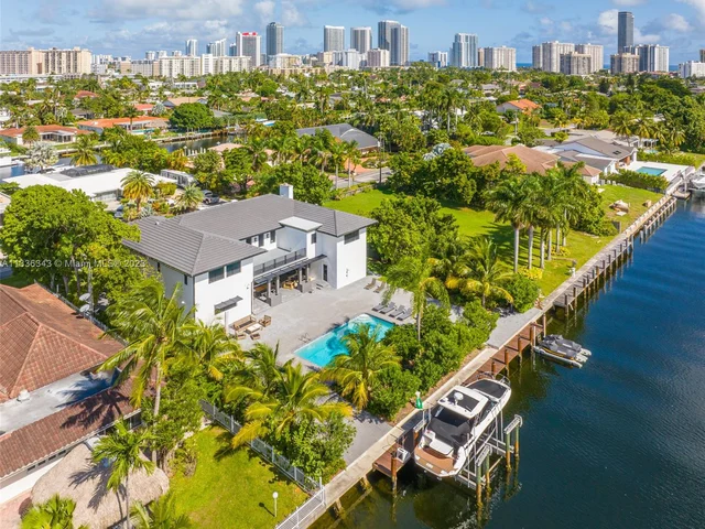 461 Poinciana Dr, Hallandale Beach FL 33009