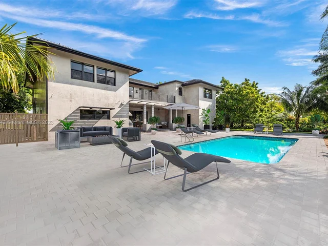 461 Poinciana Dr, Hallandale Beach FL 33009