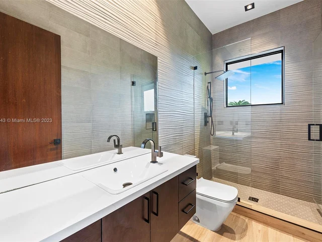 461 Poinciana Dr, Hallandale Beach FL 33009