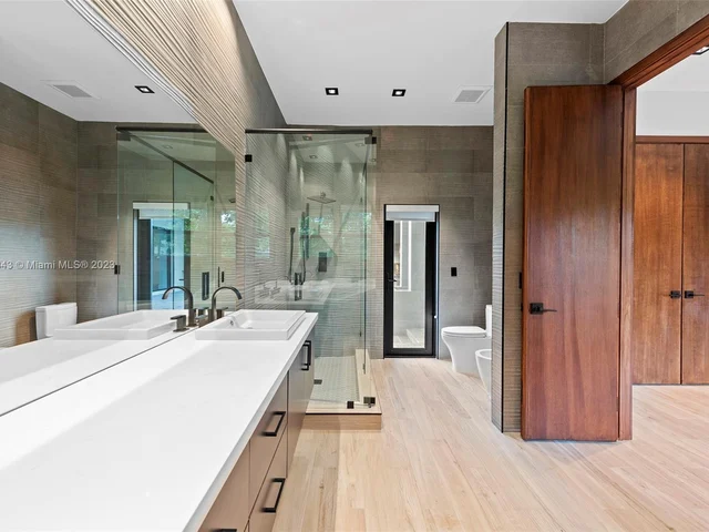 461 Poinciana Dr, Hallandale Beach FL 33009