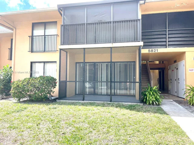 5821 Washington St # 25, Hollywood FL 33023