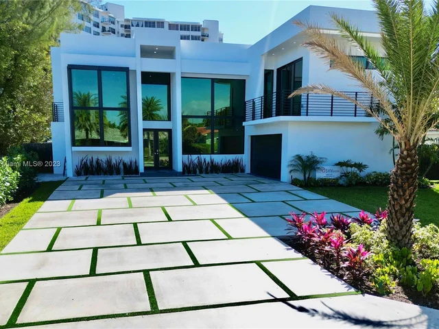 2210 NE 120th St, North Miami FL 33181