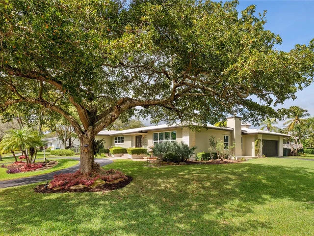 8101 SW 151 St, Palmetto Bay FL 33158