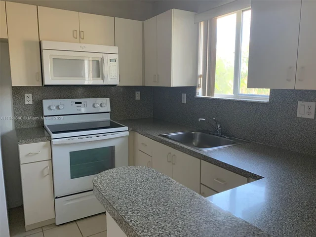 975 NE 33rd Ter # 201, Homestead FL 33033