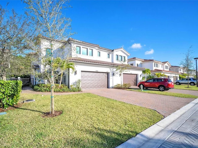 5840 E Brookfield Cir E, Hollywood FL 33312