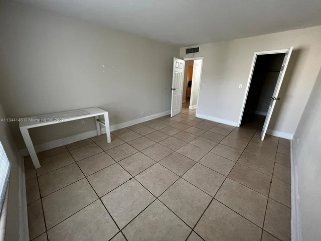 5201 GENEVA WAY # 301, Doral FL 33166