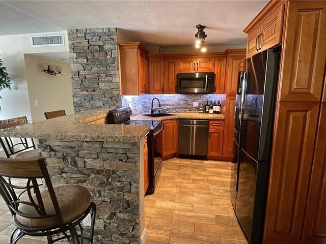 111 Golden Isles Dr # E11, Hallandale Beach FL 33009