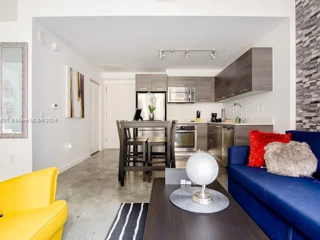 151 SE 1st St # 803, Miami FL 33131