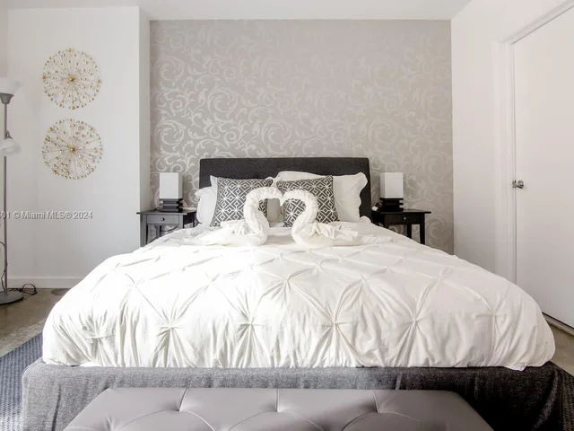 151 SE 1st St # 803, Miami FL 33131