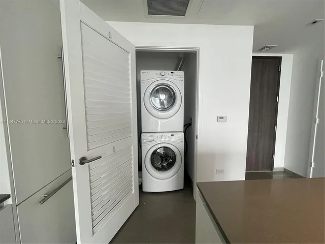 68 SE 6th St # 3806, Miami FL 33131