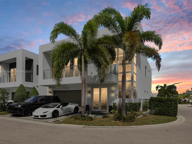 9721 NW 74th Ter, Doral FL 33178