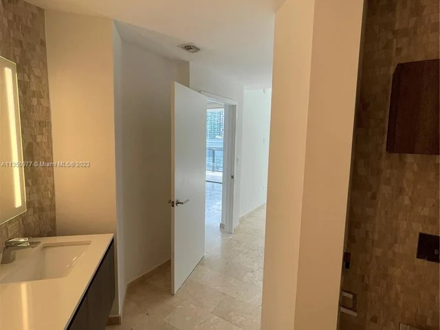 88 SW 7th St # 711, Miami FL 33130