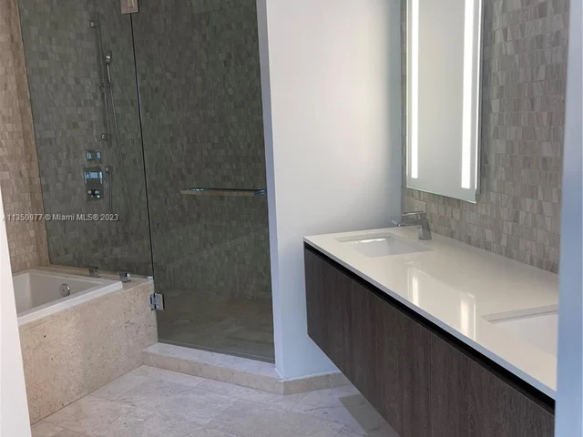 88 SW 7th St # 711, Miami FL 33130