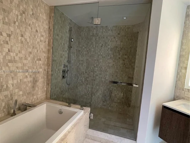 88 SW 7th St # 711, Miami FL 33130