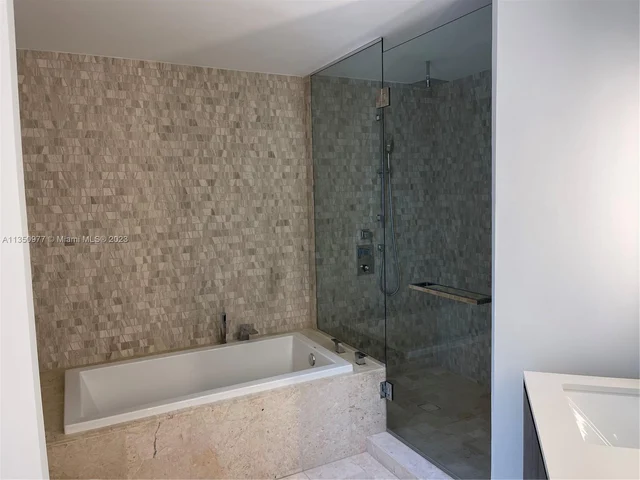 88 SW 7th St # 711, Miami FL 33130