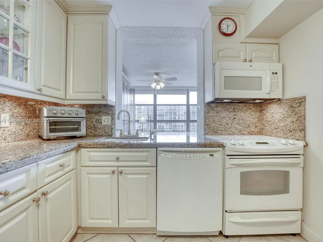 400 Leslie Dr # 615, Hallandale Beach FL 33009