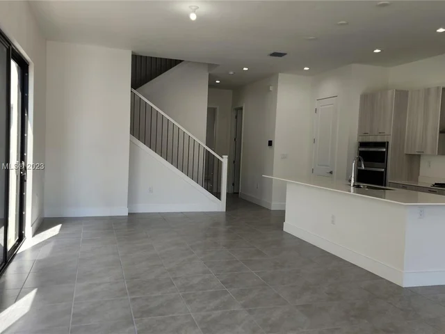 8119 NW 42nd St, Doral FL 33166