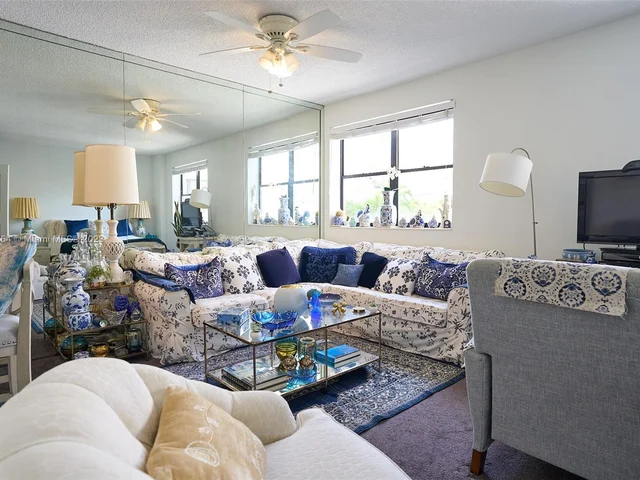 1390 Ocean Dr # 204, Miami Beach FL 33139