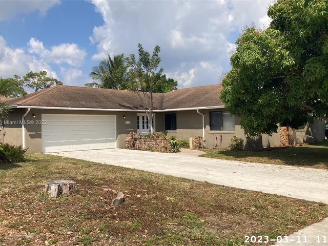 585 Toxaway Dr, West Palm Beach FL 33413