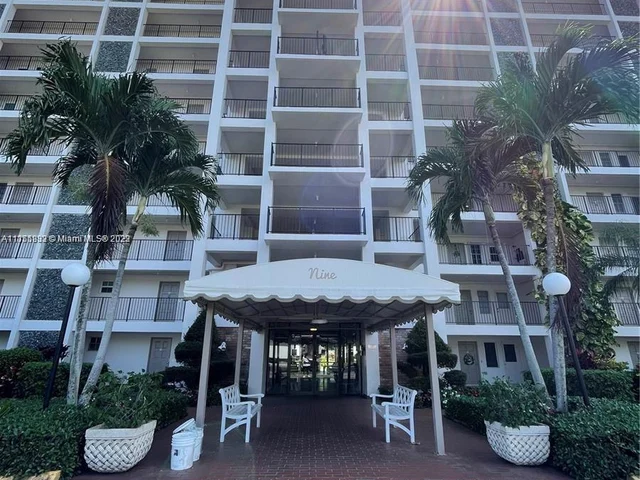 3100 N Palm Aire Dr # 204, Pompano Beach FL 33069