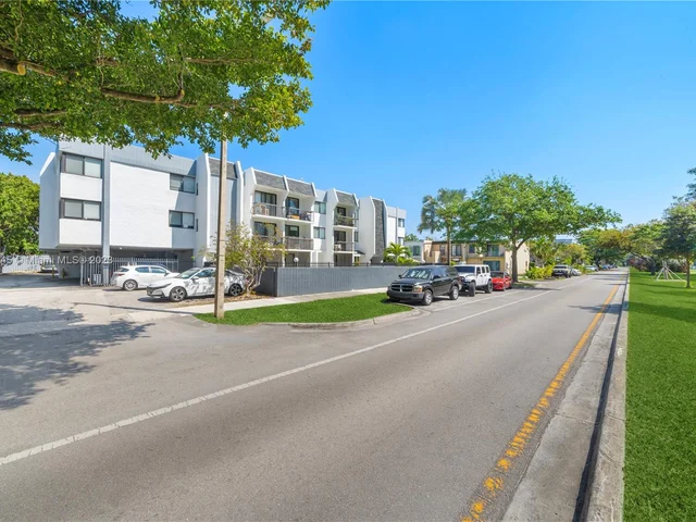 2345 NE 135th St # 204, North Miami FL 33181
