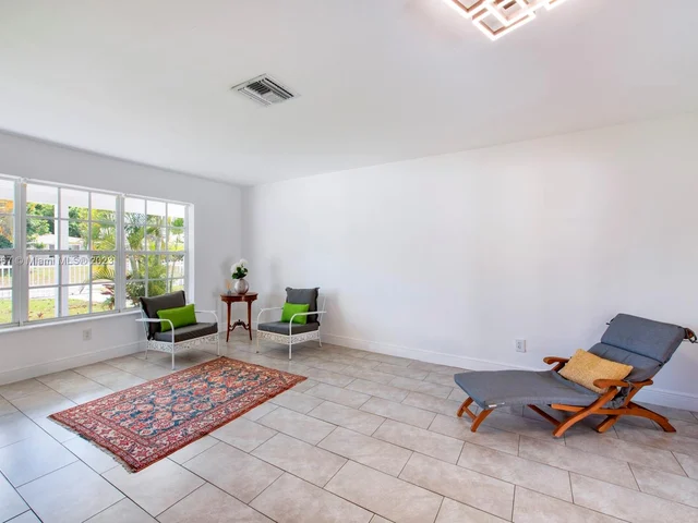 1245 NE 204th St, Miami FL 33179