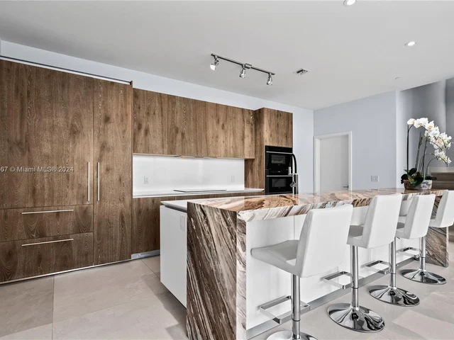 650 NE 32nd St, Miami FL 33137