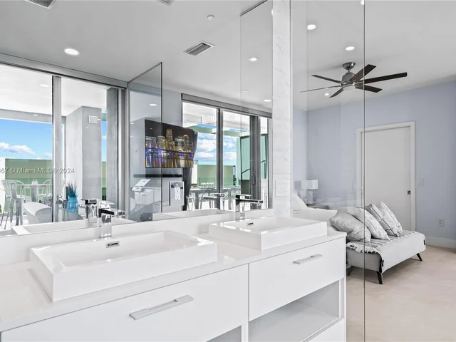 650 NE 32nd St, Miami FL 33137