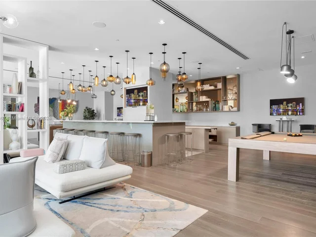 650 NE 32nd St, Miami FL 33137