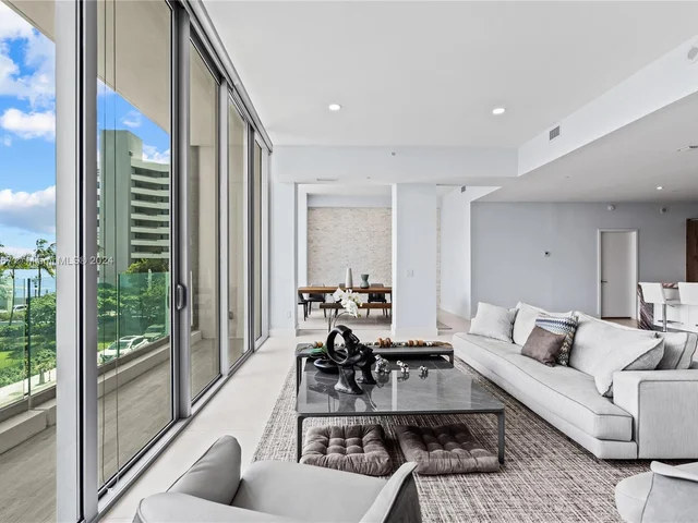 650 NE 32nd St, Miami FL 33137