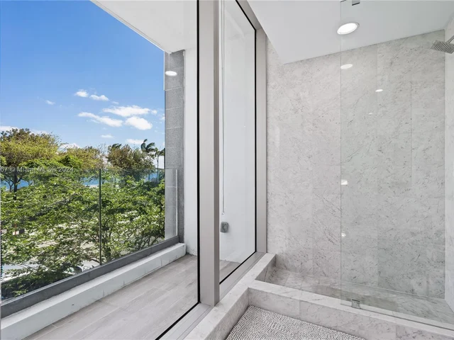 650 NE 32nd St, Miami FL 33137