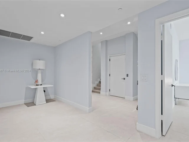 650 NE 32nd St, Miami FL 33137