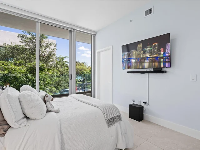 650 NE 32nd St, Miami FL 33137