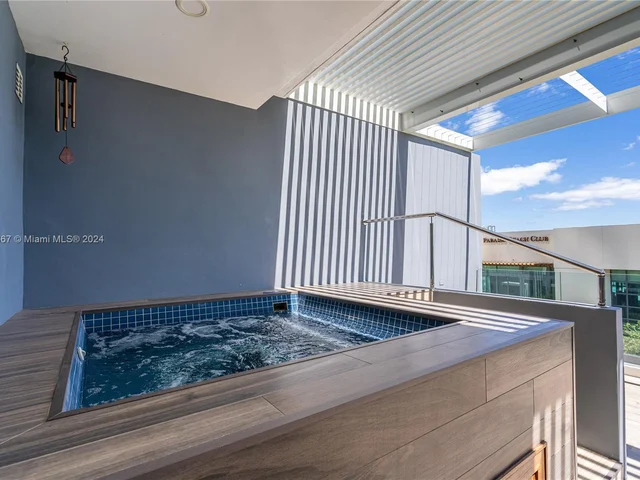 650 NE 32nd St, Miami FL 33137