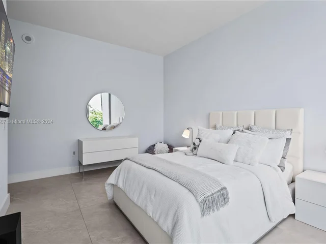 650 NE 32nd St, Miami FL 33137