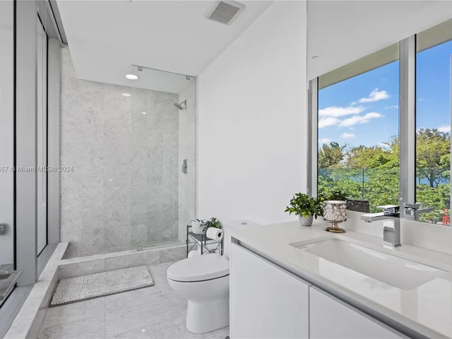 650 NE 32nd St, Miami FL 33137