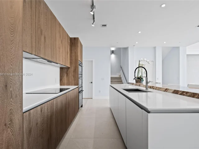 650 NE 32nd St, Miami FL 33137