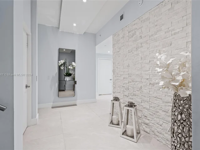 650 NE 32nd St, Miami FL 33137