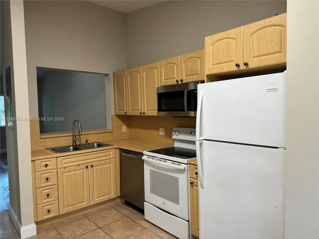 7940 NW 6th St # 203, Pembroke Pines FL 33024