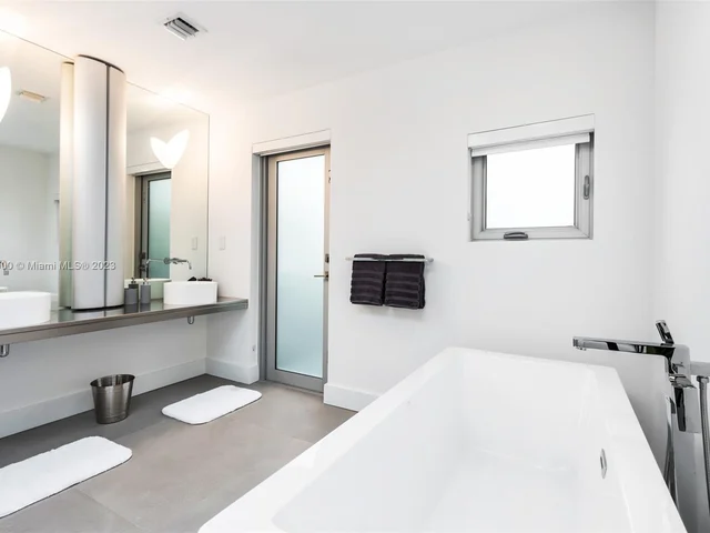 1785 Fairhaven Pl, Miami FL 33133