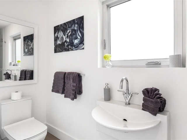 1785 Fairhaven Pl, Miami FL 33133