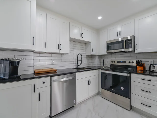 1985 S Ocean Dr # 15E, Hallandale Beach FL 33009