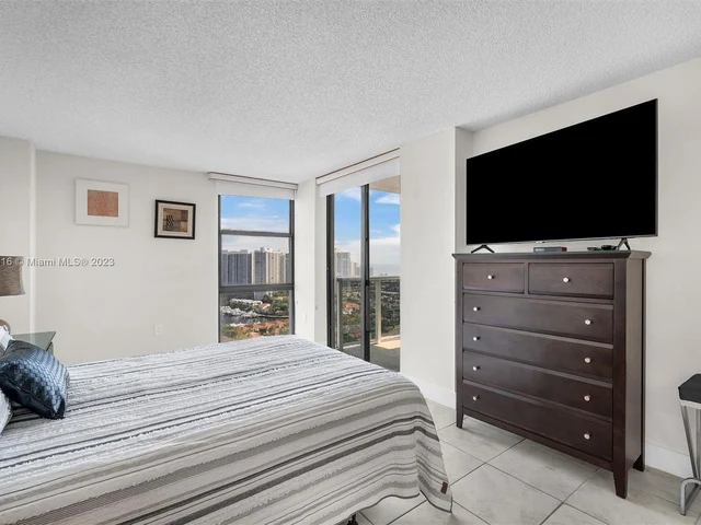 3625 N Country Club Dr, Aventura FL 33180