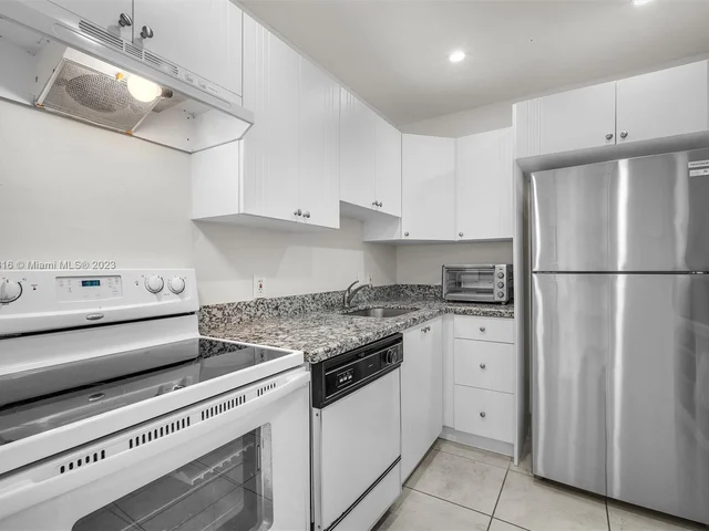 3625 N Country Club Dr, Aventura FL 33180