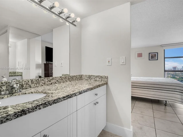 3625 N Country Club Dr, Aventura FL 33180