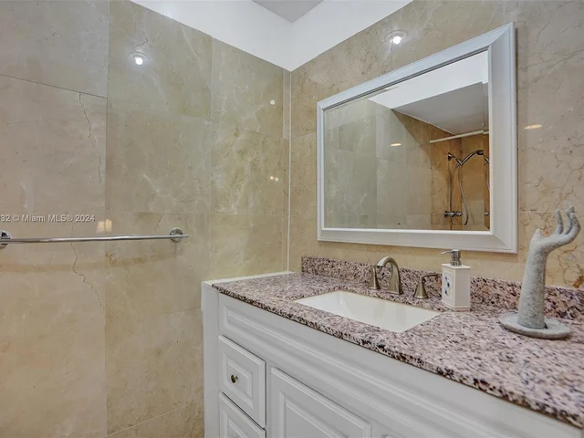 219 NE 14th Ave # 107, Hallandale Beach FL 33009