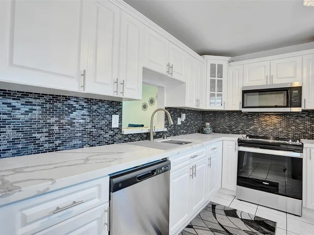 219 NE 14th Ave # 107, Hallandale Beach FL 33009